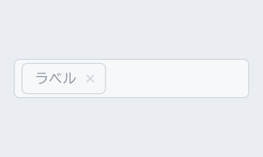 Field Disabled状態のInput Chip。半透明のグレーの枠線で囲まれた入力フィールド内に半透明の「ラベル」というテキストと閉じるボタンが付いたチップが表示されています。